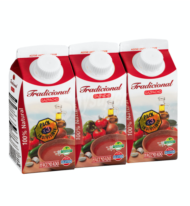 Pepinillos en conserva con huevos sobre papel de horno y gazpacho andaluz.